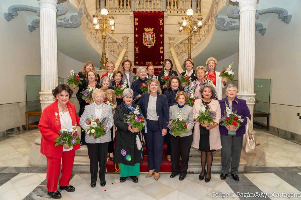 La alcaldesa rene a las Nazarenas Mayores para valorar el papel de las mujeres en la Semana Santa de Cartagena